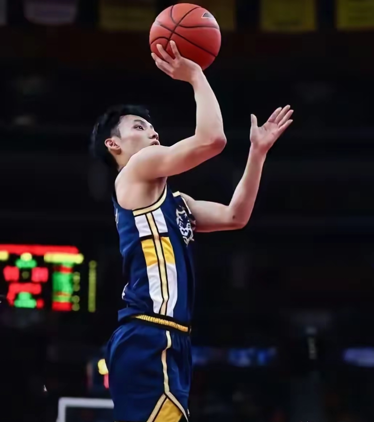 今晨菲尼克斯太阳调整名单以备葡超，豪取连胜环节打磨，管理层满意，赛季目标并未改变的简单介绍